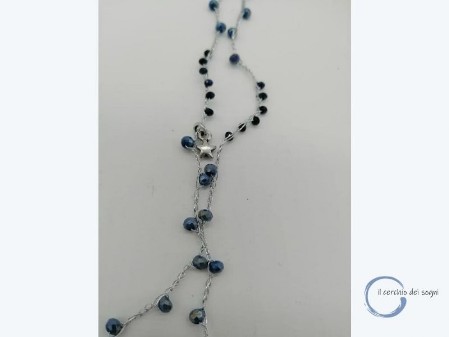 kit per realizzare la collana all'uncinetto con perline blu e ciondoli