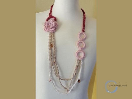 kit per realizzare la collana all'uncinetto con anelli e fiori, tonalità rosa
