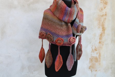 sciarpa in lana colorata con fiori e foglie