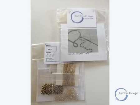 kit per realizzare la collana all'uncinetto con  cristalli oro