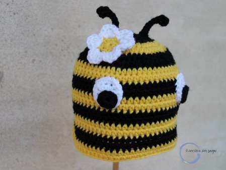 cappellino ape da bambina realizzato a mano all'uncinetto