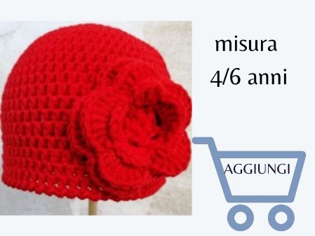 cappellino da bambina invernale rosso realizzato all'uncinetto con fiore
