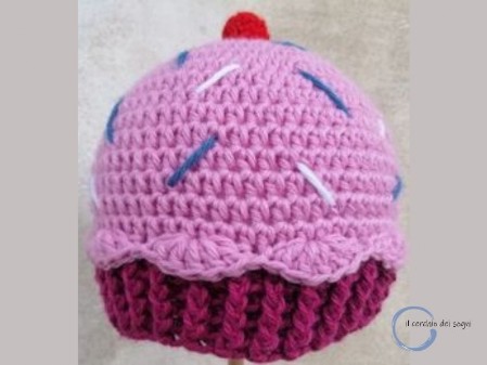cappellino cupcake rosa all'uncinetto, realizzato a mano
