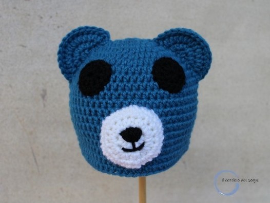 cappellino orso blu all'uncinetto realizzato a mano