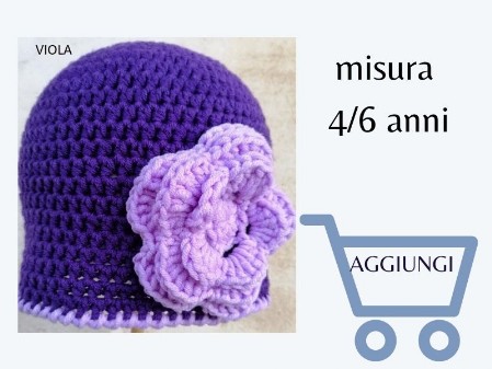 cappellino invernale da bambina viola realizzato all'uncinetto con fiore
