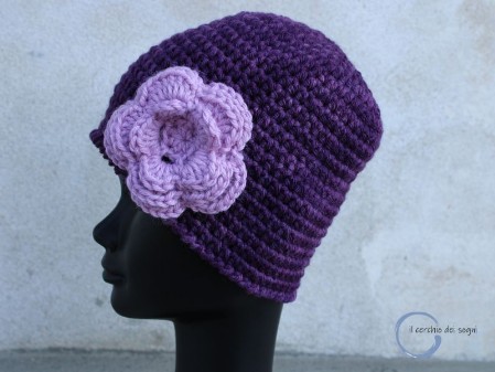 cappello in lana prugna con fiore