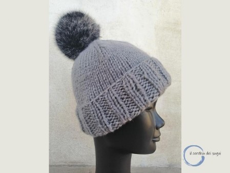 cappello lana grigio con pon pon pelliccia sintetica realizzato a mano, senza cuciture