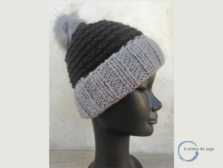 berretto invernale da donna realizzato in lana ai ferri con pon pon