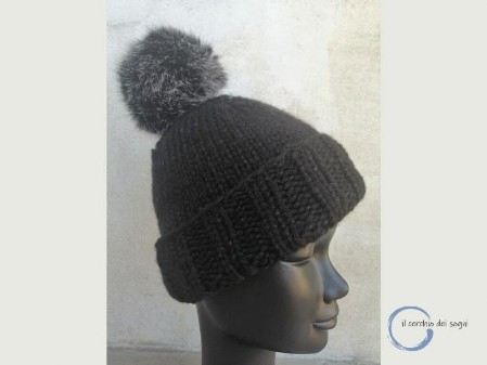 cappello donna invernale in lana nero con pon pon pelliccia sintetica realizzato a mano ai ferri