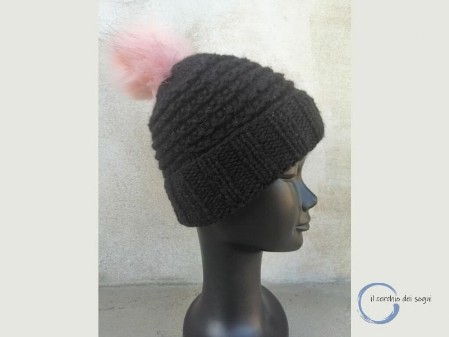 berretto da donna in lana nero con pon pon rosa realizzato a mano a maglia