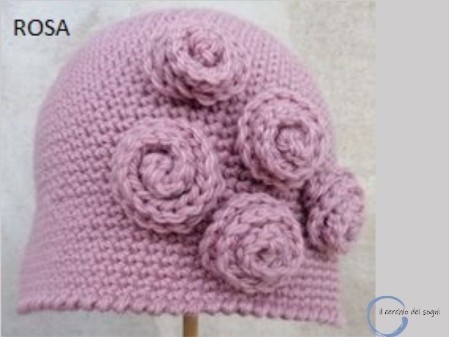 cappello donna in lana all'uncinetto realizzato a mano con rose