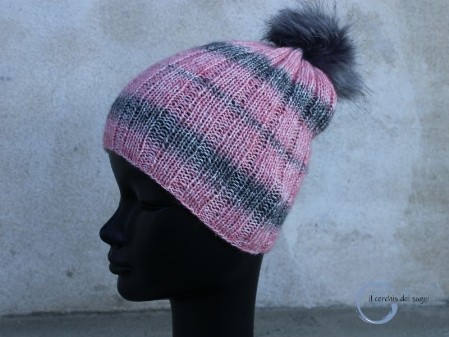 cappellino in lana rosa con pon pon da bambina