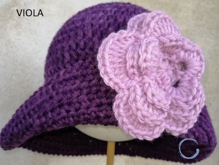 cappello donna in lana fatto a mano all'uncinetto con fiore