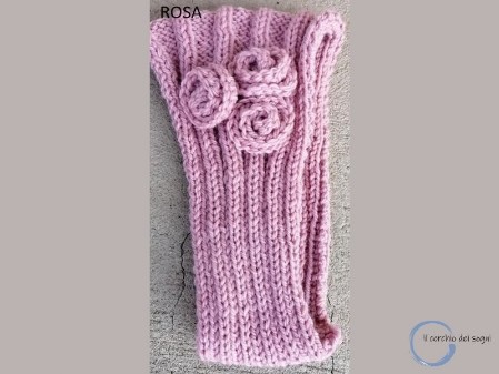 fascia copriorecchie in lana realizzata a mano ai ferri con roselline applicate