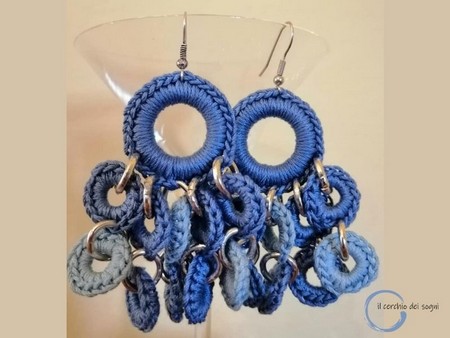 orecchini uncinetto blu ad anelli