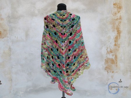 scialle donna in lana colorato fatto a mano all'uncinetto